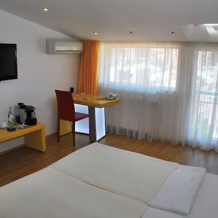 クリスティーナ ホテル 4*